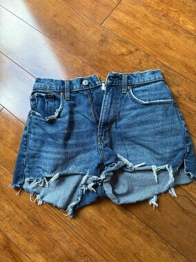 Abercrombie High rise mom short